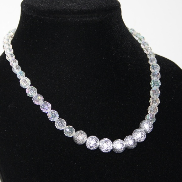 Vintagejelyfish Jewelry - NWOT Crystal and silver beaded necklace 19"